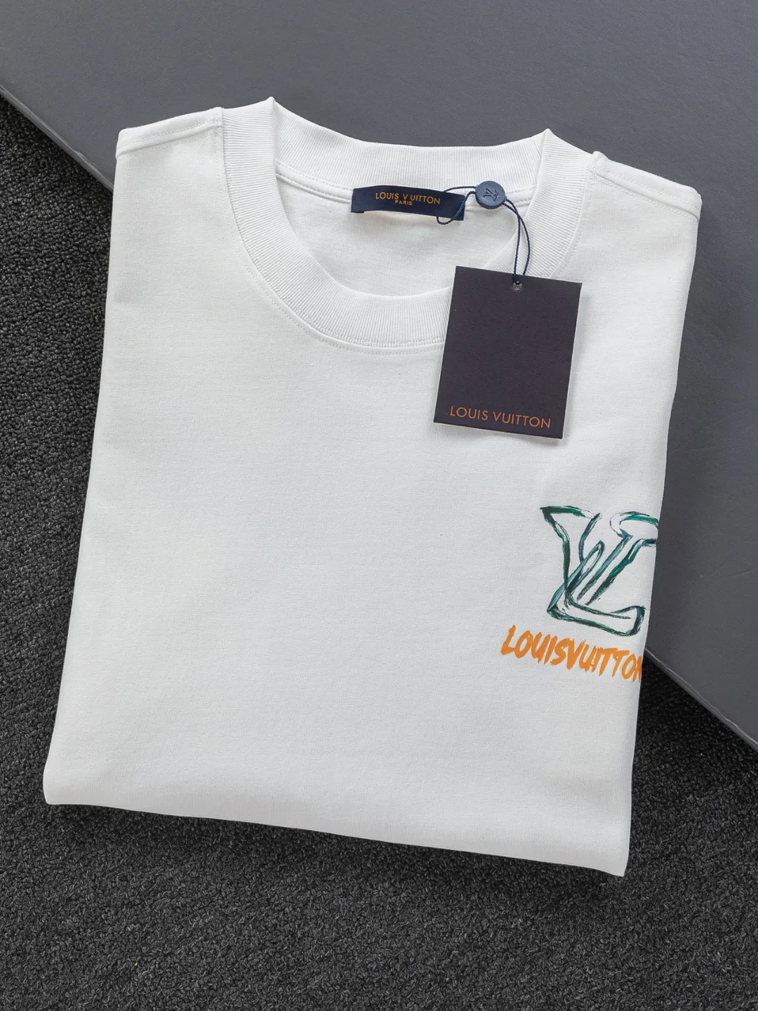 🅿️190 Louis Vuitton 1V LV lv slightly wide version S-XL LV 26ss new products are available at counters simultaneously. Multiple craftsmanship. Small graffiti letter logo on the chest + large graffiti letters logo printing on the back. Round neck short-sleeved T-shirt, same style for men and women! Consigned to one-to-one creation. Synchronized with the official website, pure cotton fabrics at the counter! It is close to the skin and comfortable, durable and easy to wear. It has a classic and simple logo design and meticulous original craftsmanship. Short-sleeves, a must-have item for men, do not appear to be the same for the general public, but must be unique and eye-catching. This LV short-sleeve is all about quality, comfort, the same shape and fashion as always, including fabrics and cutting techniques. All of them have been made with great effort! 320 grams of washed pure cotton fabric, pure cotton is breathable, very refreshing and comfortable for daily wear. The rib knitting on the neckline is smooth and tight, and the neckline will not be skewed if you toss it at will. The loose version, you will find that it looks really good on the upper body. The overall is minimalist and neat, super versatile for daily use! Pair it casually with a pair of pants for a youthful look. A T-shirt will make your outfit crazy. It is a fashionable item that can never go wrong! Color: Black White Size: S-XL Size chart: S: Shoulder width 50-Bust 56-Length 70 M: Shoulder width 52-Bust 57-Length 72 L: Shoulder width 54-Bust 59-Length 74 XL: Shoulder width 56-Bust 62-Length 76